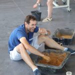 Ingénieur axiolis manipule la terre crue