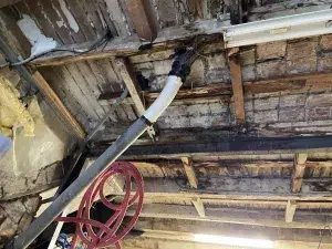 humidité dans le plancher poutre abimée