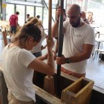 ingénieurs tassant la terre crue lors de formation