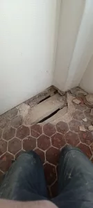 plancher abimé dans un vieil immeuble marseillais