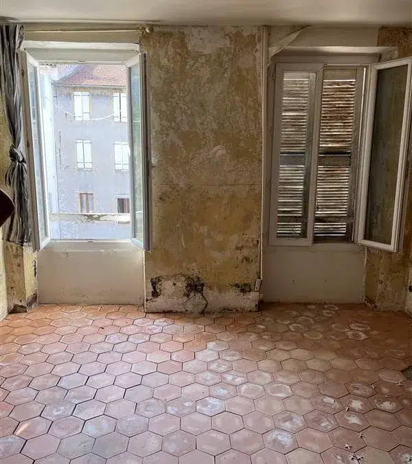 Fissures, infiltrations, humidité dans un immeuble… Comment repérer un désordre structurel ?