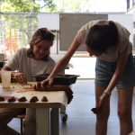 salariés axiolis manipulant la terre crue lors de formation