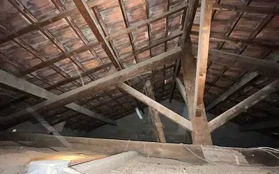 De la structure au conte de fée ? La création d’une mezzanine dans une maison aux volumes généreux.