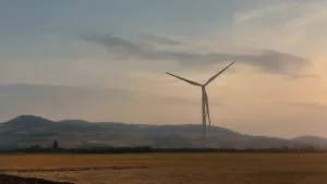 paysage avec éolienne et intervention ingénieur structure axiolis