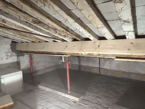 Confortement de charpente bois dégradée par étais rouges et limon neuf – travaux structure EHPAD en site occupé