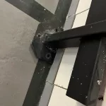 Détail de la platine d'ancrage d'une structure support métallique – inspection après dégagement du polystyrène