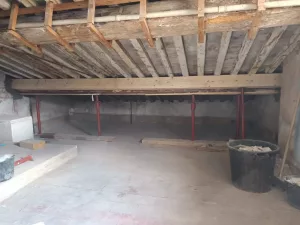Étaiement provisoire d'une charpente bois ancienne lors d'une intervention structure en site occupé