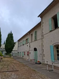 Façade d'un bâtiment de santé ancien avec volets verts – diagnostic structure ouvrage existant en site occupé
