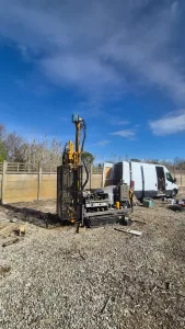 Foreuse compacte sur chenilles en cours de sondage pressiométrique sur site haute tension – AXIOLIS