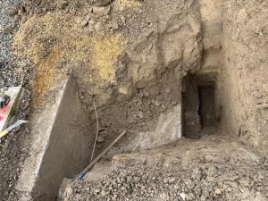 Fouille d'inspection révélant les fondations en béton d'un ouvrage haute tension – reconnaissance géotechnique en site contraint