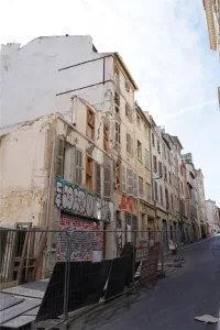 Immeubles dégradés en centre ville de Marseille sécurisés par palissades de chantier – mission réhabilitation AXIOLIS