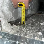 Mesure de l'espace libre réel entre dalles béton à l'aide d'un mètre ruban – vérification sur site d'un ouvrage existant