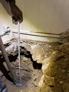 Mesure de profondeur d'une fouille géotechnique en milieu occupé – sondage destructif sur chantier à Marseille