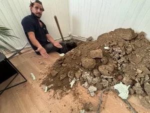 Technicien AXIOLIS face à une fouille de reconnaissance géotechnique à Marseille – découverte inattendue sur chantier