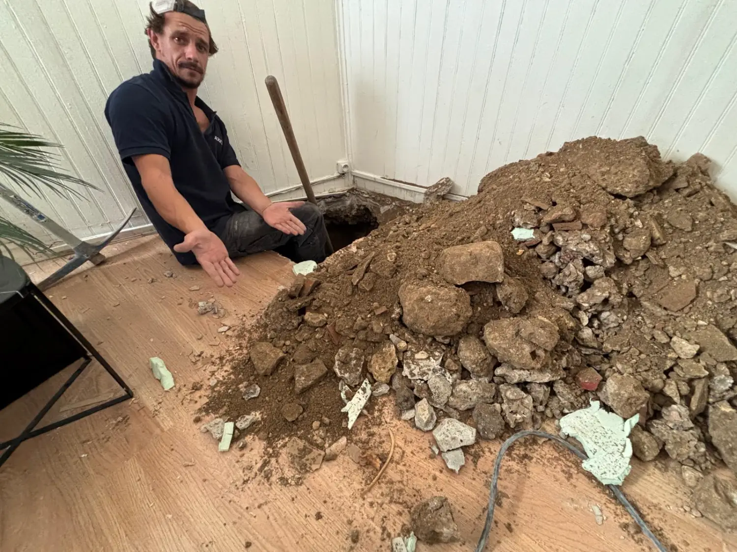 Technicien AXIOLIS face à une fouille de reconnaissance géotechnique à Marseille – découverte inattendue sur chantier