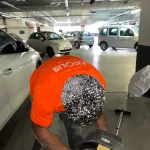 Technicien AXIOLIS intervenant en espace très contraint pour diagnostic de structure existante en parking souterrain