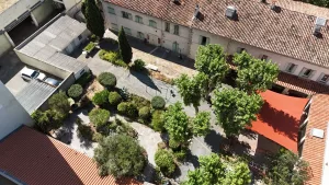 Vue aérienne du jardin intérieur d'un établissement de santé en site occupé – mission AXIOLIS