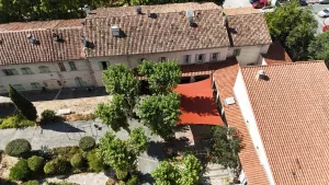 Vue drone d'un EHPAD en exploitation avec toiture tuiles – étude structure en site occupé par AXIOLIS