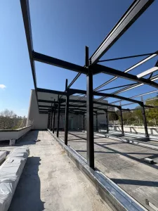 Charpente métallique en cours de montage – projet de transformation du bâti CORHOFI