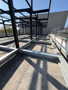 Ossature secondaire et rails en toiture terrasse béton – transformation bâti existant