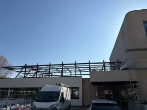 Vue extérieure de la charpente métallique – projet de réhabilitation CORHOFI AXIOLIS
