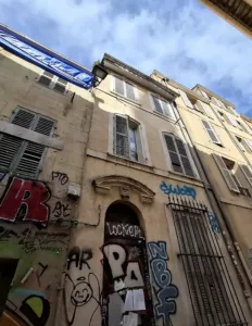 Façade d'un bâti ancien dans le quartier historique du Panier à Marseille – projet de réhabilitation AXIOLIS