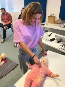 Gestes de premiers secours sur nourrisson – formation Sauveteur Secouriste du Travail AXIOLIS