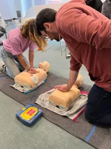 Massage cardiaque et défibrillateur – formation SST chez AXIOLIS
