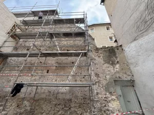Mur ancien mis à nu avec échafaudage – étude géotechnique site historique Marseille